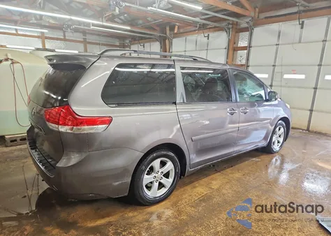 2012 Toyota Sienna Le 8-Passenger z USA, uszkodzony, nr VIN 5TDKK3DCXCS262361